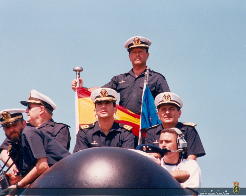 Salida a la mar de S.A.R. el Príncipe de Asturias a bordo del "Galerna" el 19 de junio de 1997. El Príncipe sentado en el periscopio de ataque y en la vela del submarino